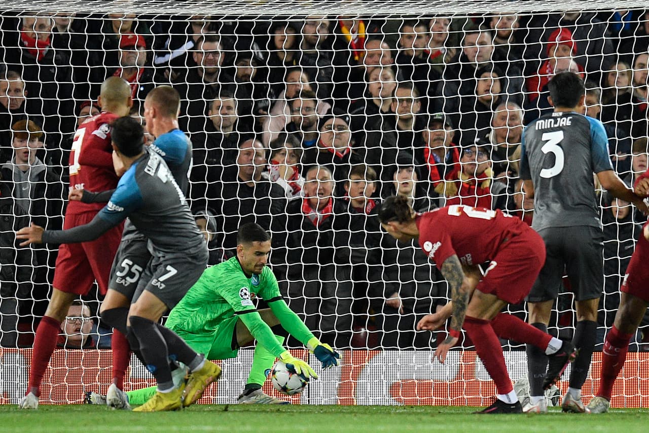 Con goles de Mohamed Salah y Darwin Núñez, el Liverpool derrotó y terminó el paso invicto del Napoli, que tuvo a Hirving Lozano en la cancha en los últimos minutos.