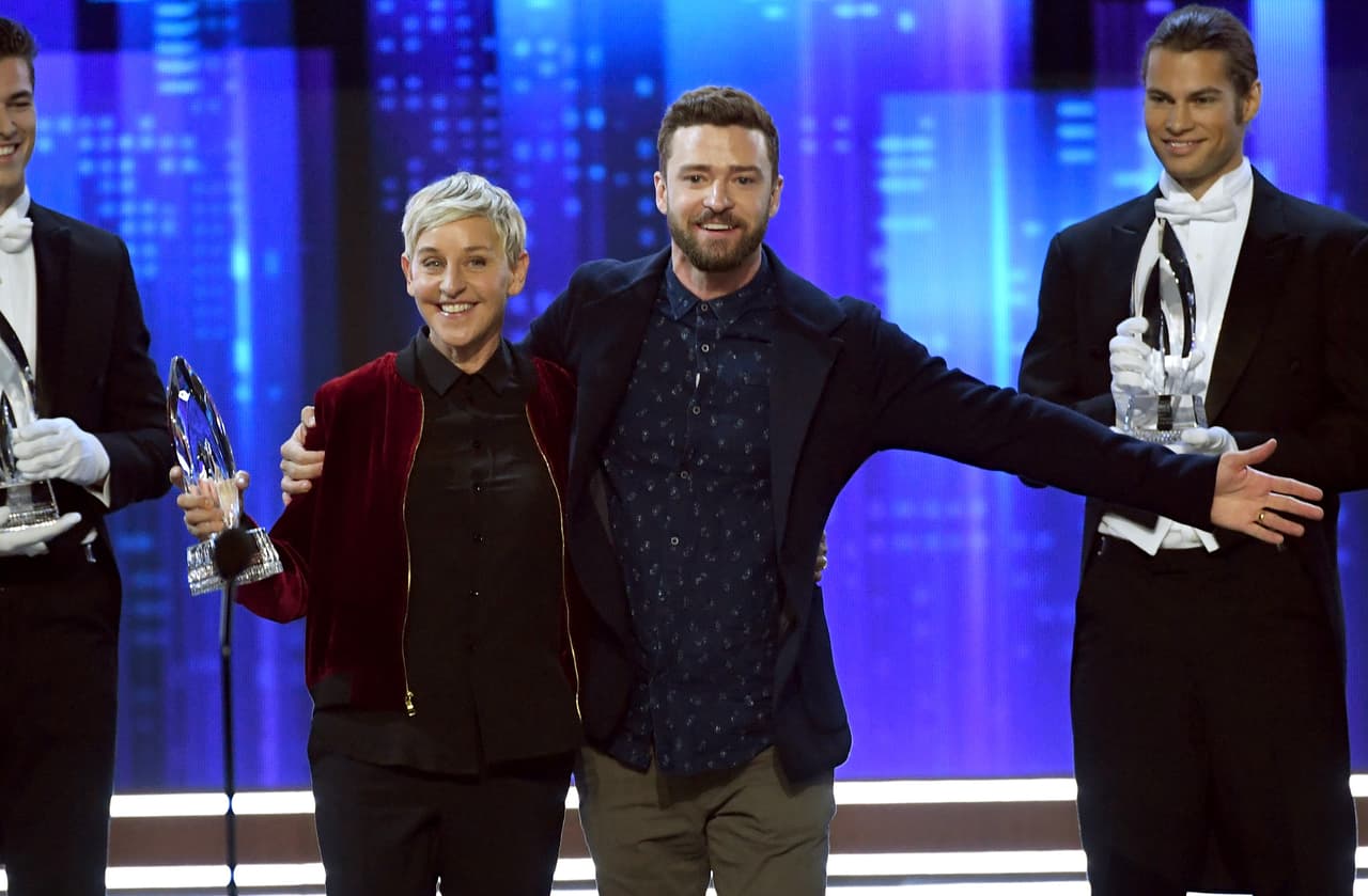 Justin Timberlake regresó al escenario para entregarle otro merecido trofeo a Ellen DeGeneres.