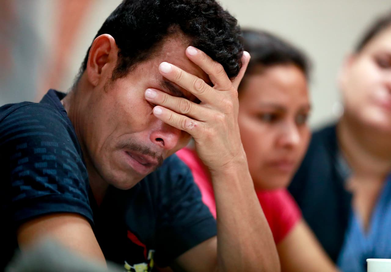 Un grupo de 32 padres que fueron liberados después de la firma de la orden ejecutiva se encuentran en la Casa de la Anunciación, un refugio para inmigrantes en El Paso, Texas. Allí aún esperan reencontrarse con sus hijos, de quienes fueron separados cuando se les aplicó la política de ‘cero tolerancia’. En la fotografía Melvin e Iris, de Honduras, durante un encuentro con los medios de comunicación el 25 de junio, cinco días después de la medida contra la separación de familias.