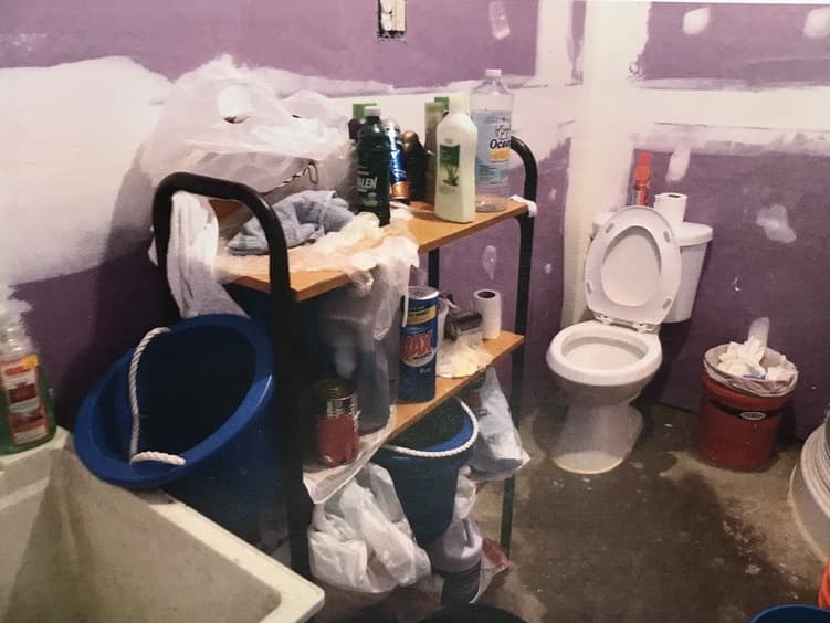 Los investigadores que catearon las propiedades del empresario Job Torres Hernández encontraron sanitarios sucios y almacenes usados como dormitorios que no contaban con servicio de agua potable.