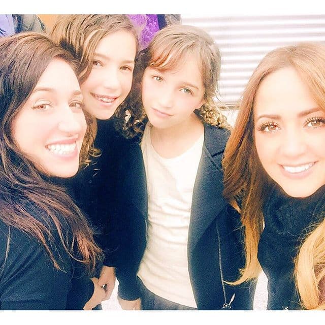 Andy en los ensayos de "Annie El Musical" con sus pequeñas, Mía y Nina.