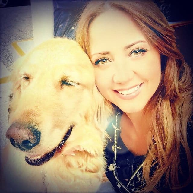 ¡Le encantan los perritos!