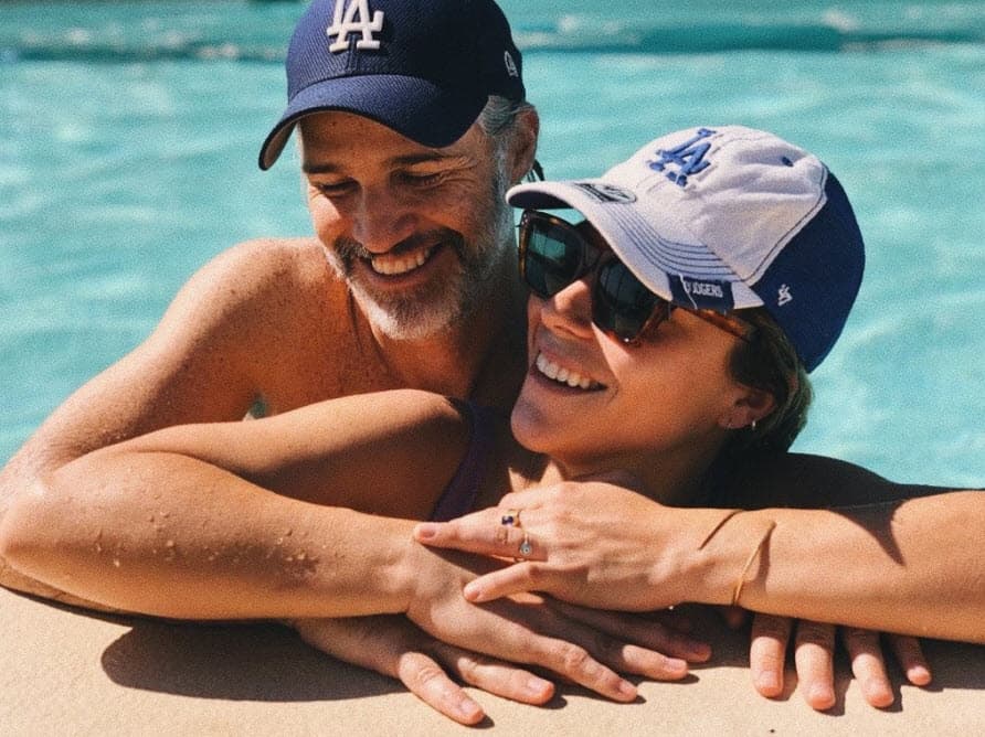 "¡
<b>De aquí en adelante vamos con todo</b>, claro que sí!", escribió el actor en una de las publicaciones en Instagram en donde aparece con su pareja.