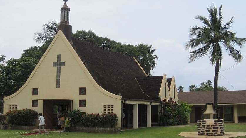El edificio del templo de la Iglesia Waiola como se veía hasta antes de los incendios de agosto de 2023, ubicada en el distrito histórico Lahaina, Hawaii.
