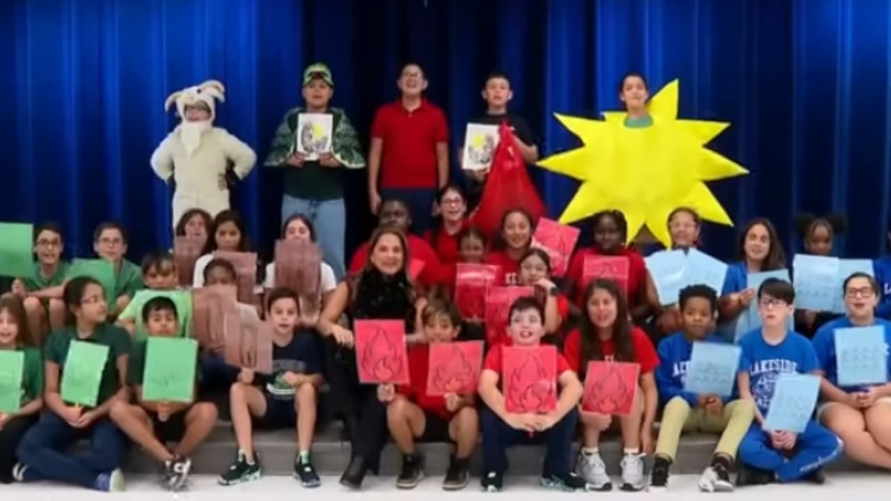 Club de Libros visita Lakeside Elementary para aprender de "El gallo de bodas"