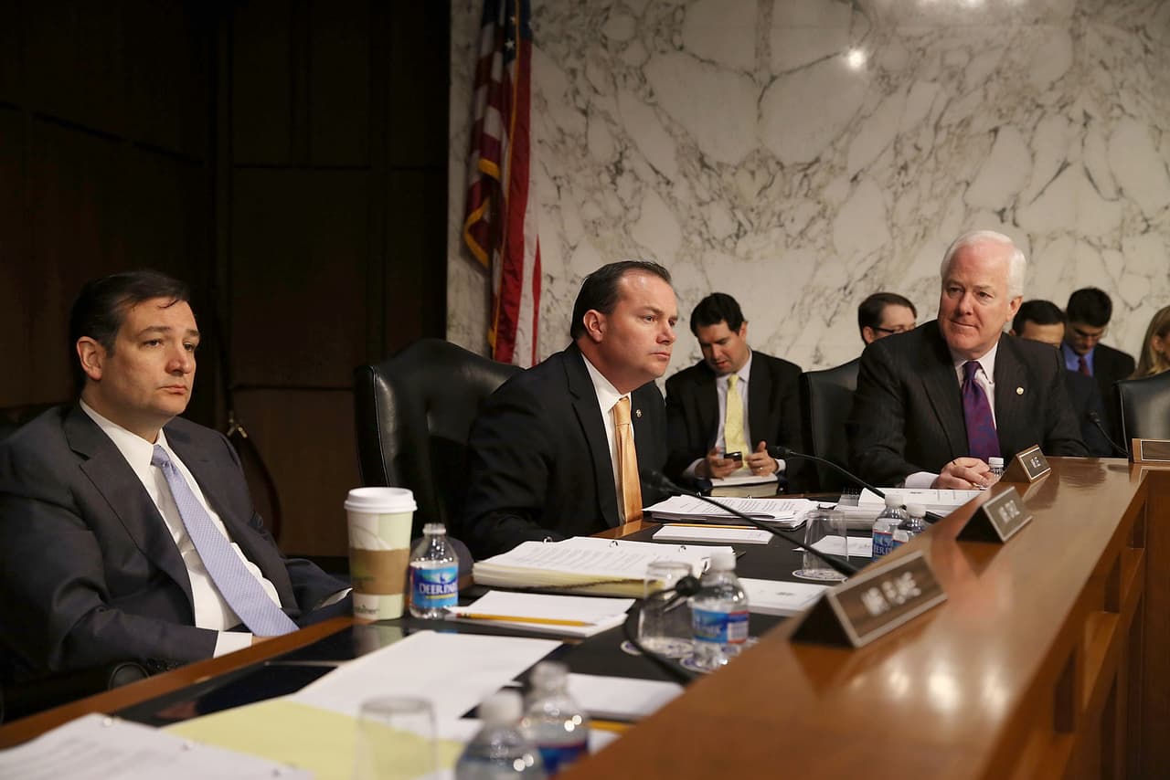 John Cornyn (derecha) no tiene la buena relación con Cruz que se esperaría de un senador del mismo estado.