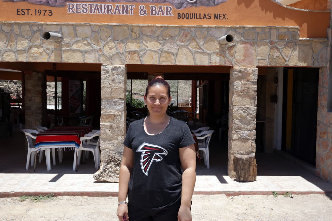 Carla Elizabeth Martínez, 28 años. Trabaja como cocinera en el restaurante José Falcon’s, uno de los dos que tiene Boquillas del Carmen. No terminó la secundaria porque su papá se enfermó y tampoco espera acabarla. Cuando recuerda los años en que la frontera estuvo cerrada, suspira. Su familia fue de las que vendió figuras de alambre en pleno Río Bravo. Su hermano cruzaba y dejaba las figuras del lado estadounidense con un bote para que los turistas dejaran el dinero. Mientras, se quedaba cantando en la orilla mexicana. Al final del día, recogían las ganancias. “Estuvo muy difícil”, dice. Sabe exactamente por quién votará. Asegura que será por el candidato que permita que el pueblo siga mejorando.