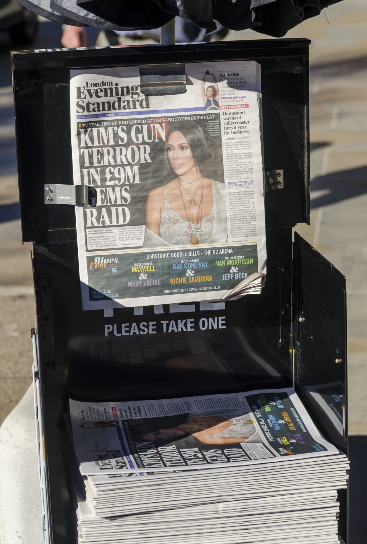 Los ladrones, que iban disfrazados de policía y llevaban brazaletes policiales falsos, escaparon en bicicletas. Semanas después fueron detenidos. La policía sólo recuperó una cruz con incrustaciones de diamantes que se les cayó a los ladrones cuando abandonaban el lugar.