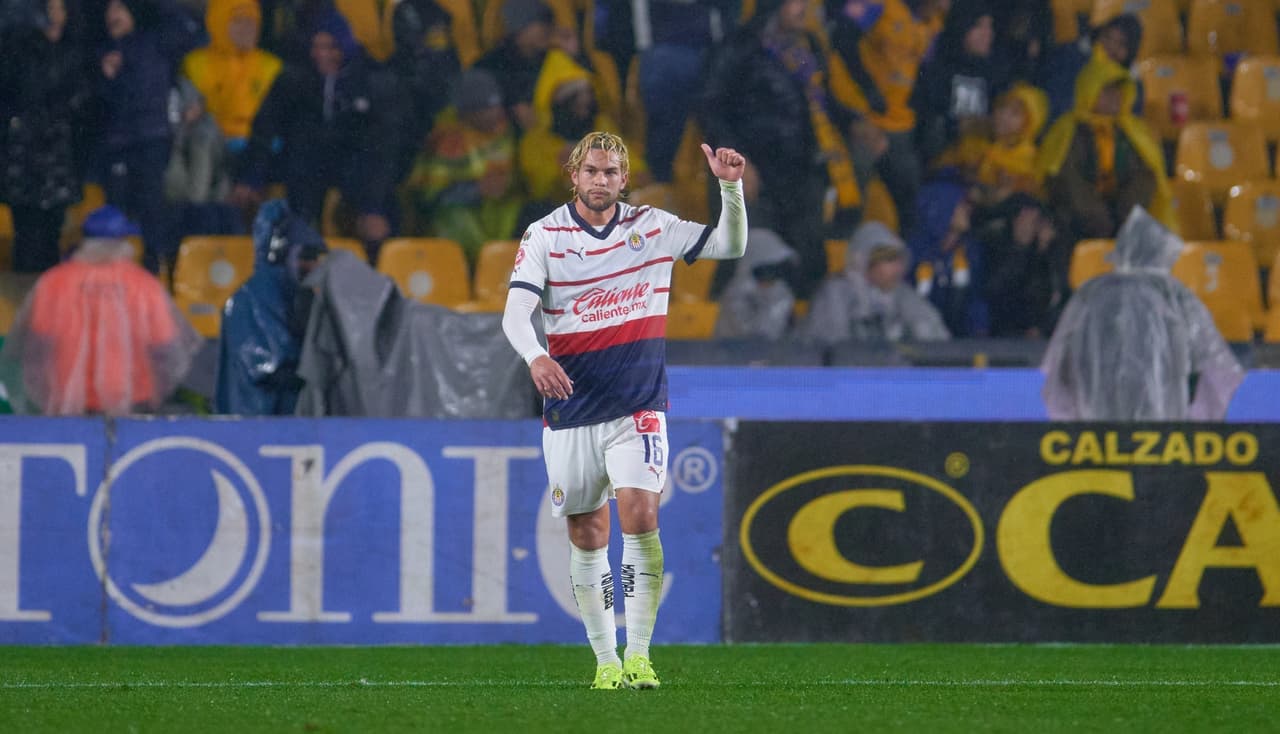 Cowell se dice "bendecido" por su debut en Chivas