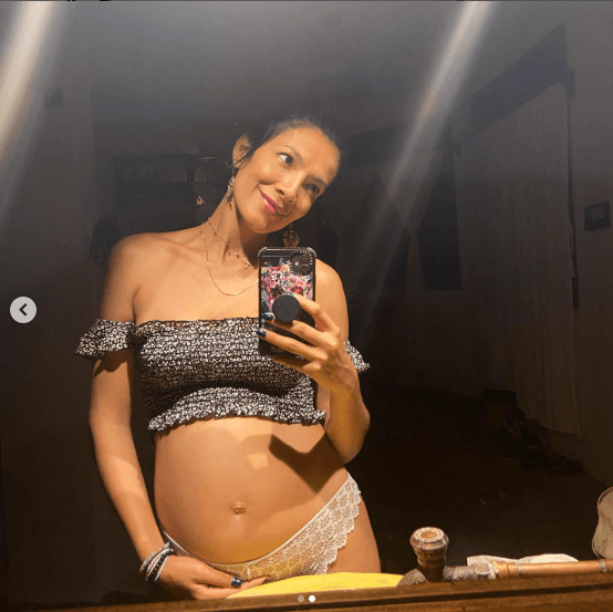 En noviembre de 2021, la intérprete de ‘Vencer el desamor’ anunció a través de su cuenta de Instagram que se convertiría en madre junto a su pareja Roldán Ramírez. Desde entonces, ha presumido tiernas instantáneas de su ‘baby bump’.