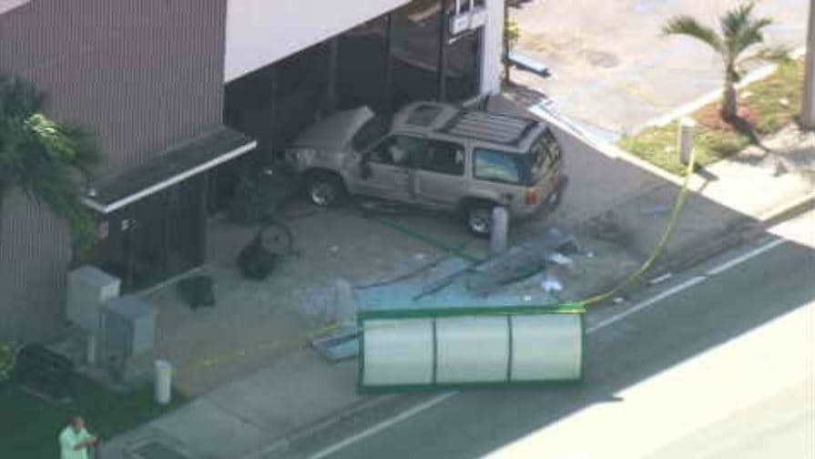 SUV se estrella contra parada; dos personas heridas