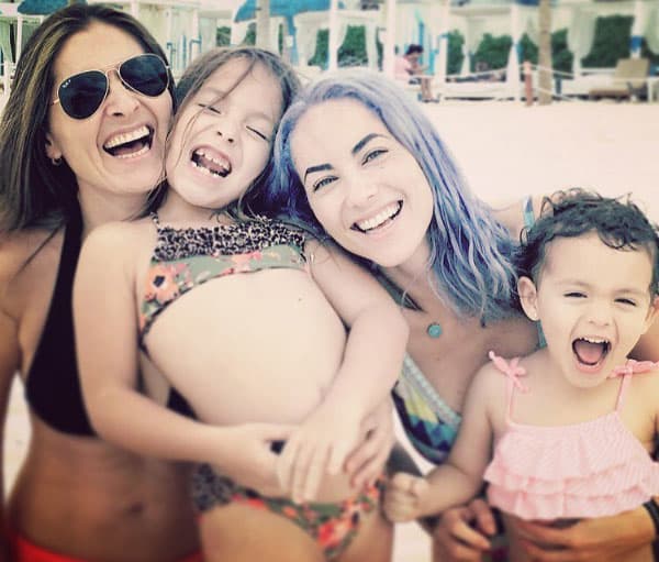 Aunque hace unas semanas sorprendió a todos con el radical cambio de su imagen, se tiñó el cabello de color lila.