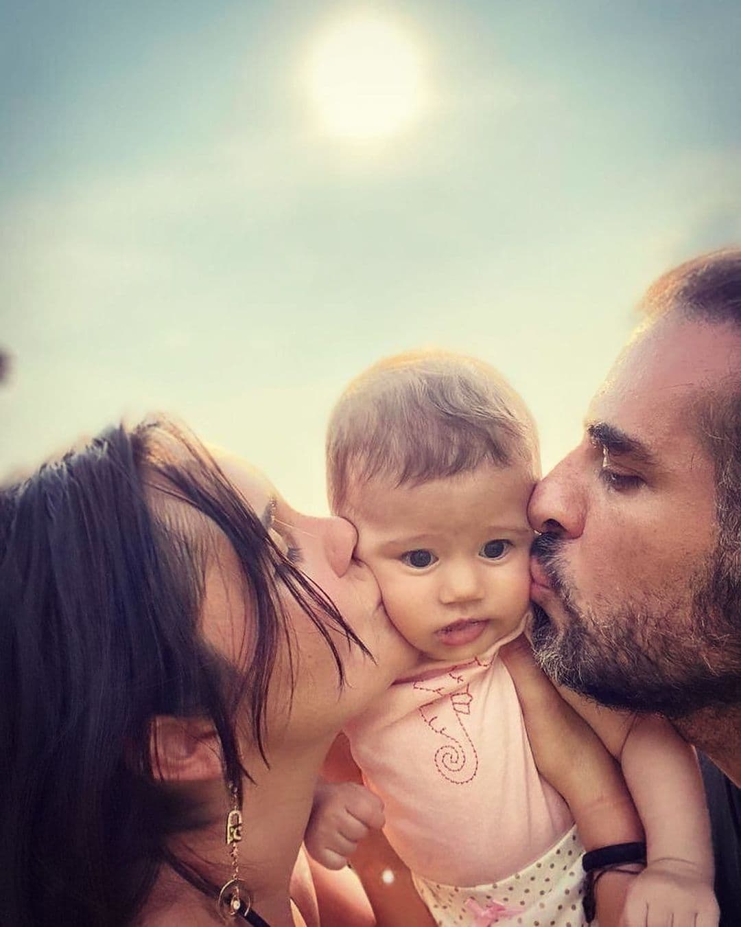 "Obviamente te cambia la vida por completo, pero
<b> <a href="https://www.univision.com/famosos/angelique-boyer-apoya-dulce-maria-agotada-fotos" target="_blank">sí es muy cansado</a></b>, la amo, pero sí ha sido muy pesada la recuperación de dar a luz y adaptarte".