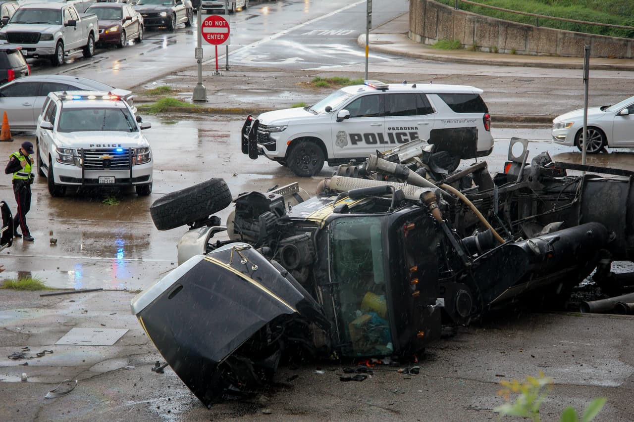 “Las heridas del conductor son menores, es un milagro tomando en cuenta los daños que sufrió el camión”, aseguró Holt.