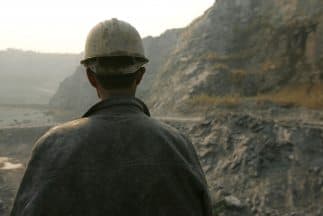 En la zona no hay energía para operar motobombas y extraer el agua del socavón, donde estarían los mineros.