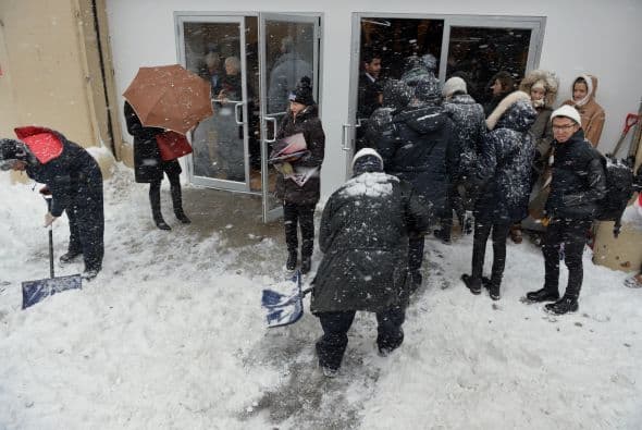 La nieve que deja la tormenta invernal "Pax" en la costa este de Estados Unidos ha causado al menos una decena de muertes, principalmente por accidentes de tráfico, y provocado la cancelación de más de 5.000 vuelos. Washington, está paralizada casi por completo, con acumulaciones de entre 20 y 30 centímetros, lo que ha causado el cierre de las oficinas federales y escuelas; los dos aeropuertos de la ciudad permanecen hoy cerrados. Filadelfia y Nueva York, donde se ha declarado el estado de emergencia, esperan acumular entre 30 y 40 centímetros de nieve y también se espera que las fuertes rachas de viento alcancen 80 kms. por hora. Las autopistas y carreteras en Carolina del Norte sufren desde últimas horas de la tarde del miércoles enormes atascos, en gran medida provocados porque muchos conductores decidieron abandonar sus vehículos en la calzada ante la imposibilidad de seguir su camino debido a las placas de hielo y las acumulaciones de nieve. En Atlanta cerca de 250.000 hogares se mantienen sin suministro eléctrico. Las mayores acumulaciones de nieve ocurrirán entre hoy y mañana a lo largo del corredor de la Interestatal 95, que recorre el nordeste del país, incluyendo las áreas metropolitanas de Washington, Baltimore (Maryland), Nueva York y el interior de Nueva Inglaterra.