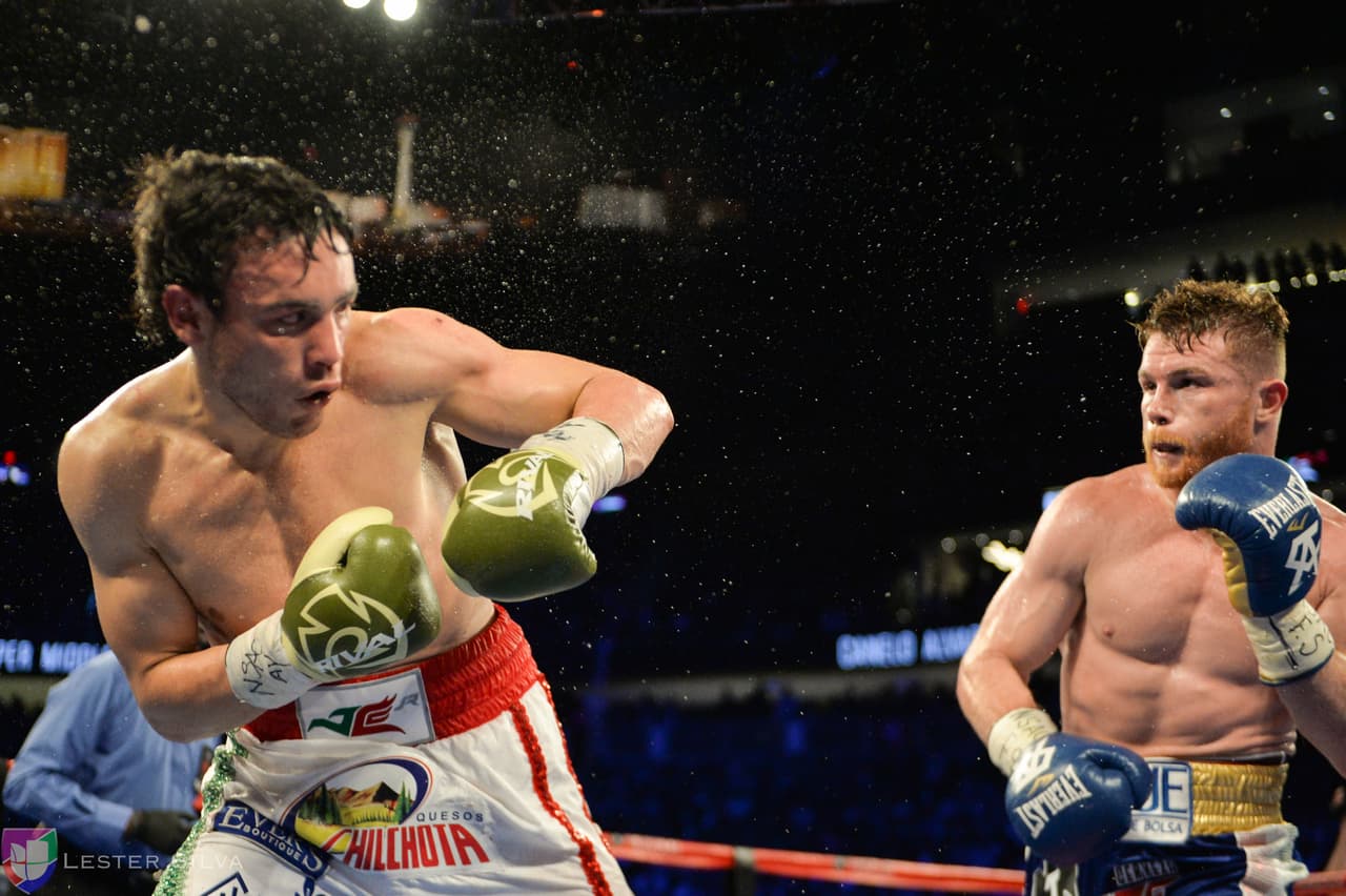 Te acercamos a los golpes que se dieron Saúl 'Canelo' Álvarez en contra de Julio César Chávez Jr., imágenes que te harán sentir en el ring.