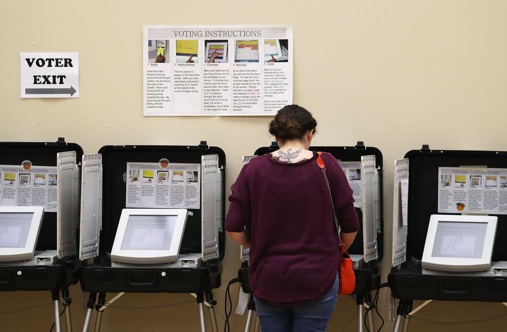 Gracias a la Enmienda 15°, que fue ratificada en 1870, es ilegal negar el voto a un ciudadano a causa de su raza, color de piel o idioma. Incluso en algunas jurisdicciones se proveen materiales electorales y brindan asistencia en otros idiomas, además del inglés.