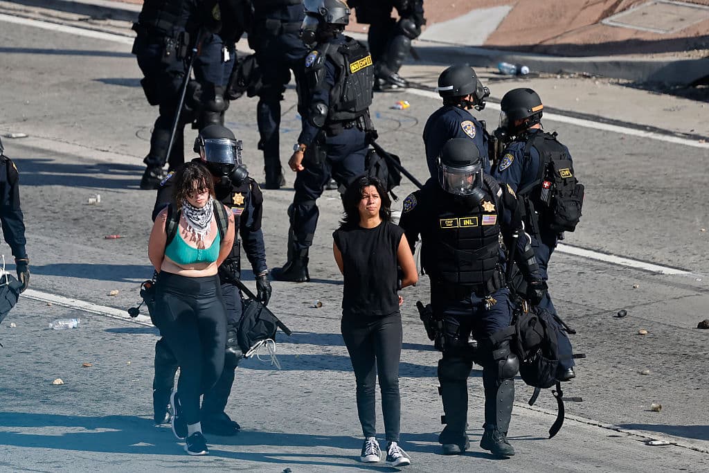 Personas de distintos orígenes que se manifestaban contra ICE y la presencia de la Guardia Nacional en Los Ángeles, fueron arrestadas por interrumpir el tránsito en la autopista. Entrada la noche, las autoridades procedieron a cerrar la vía, pues había personas lanzando piedras a los vehículos oficiales.