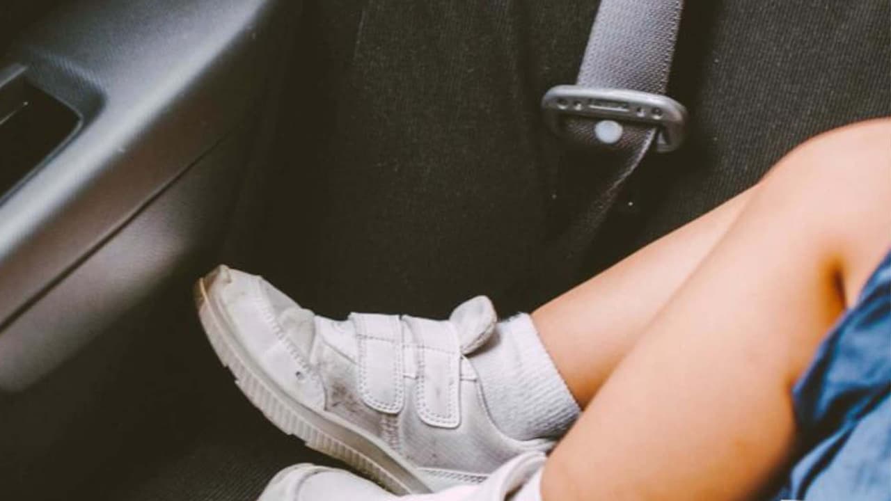 Los calambres por calor, el agotamiento por calor y el golpe de calor son posibles efectos en la salud. Las señales de advertencia de un golpe de calor incluyen piel enrojecida, caliente y húmeda o seca; sin sudor; un pulso fuerte y rápido o un pulso lento y débil; náuseas; o confusión o actuar de forma extraña. Si un niño presenta alguno de estos signos, enfríelo rápidamente con agua fría (no un baño de hielo) y llame al 911.