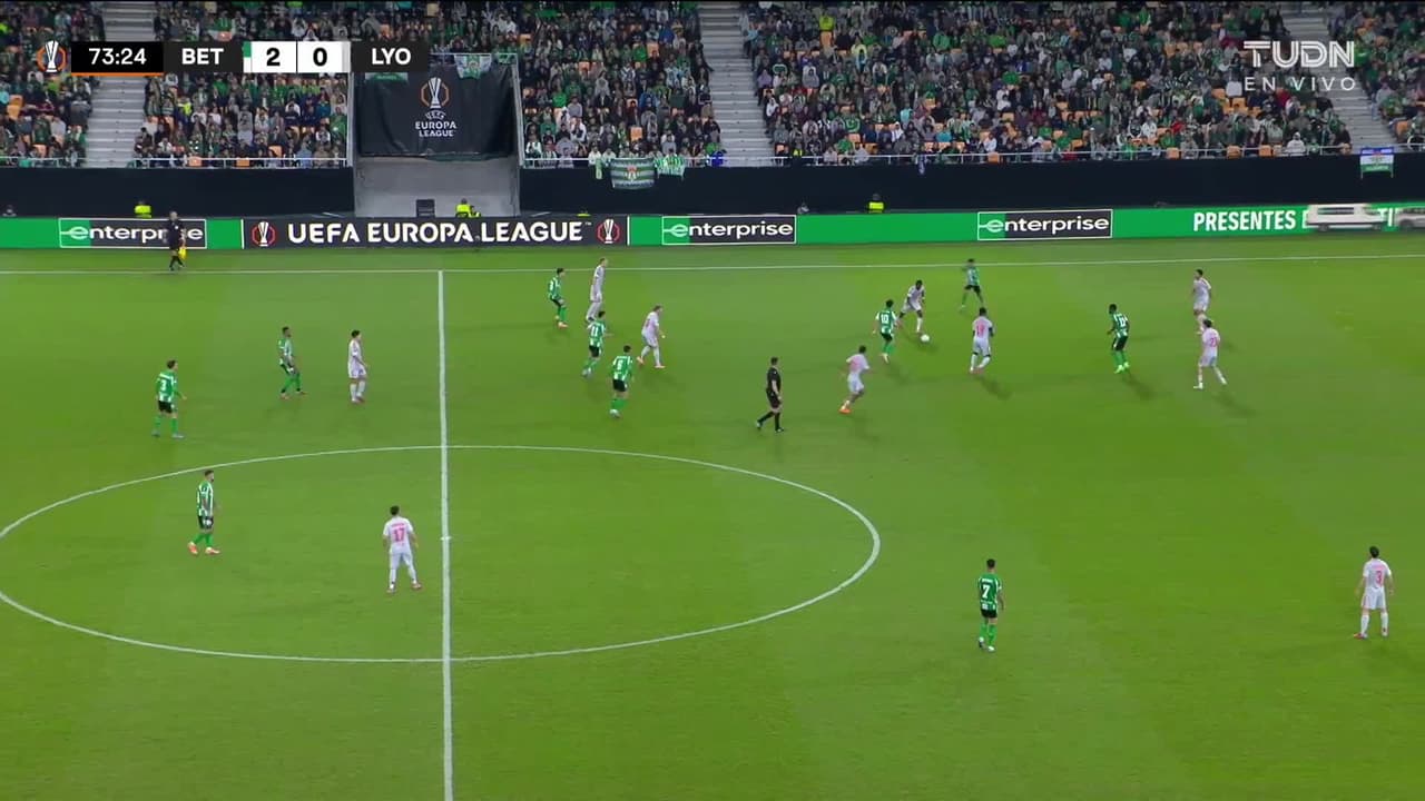 ¡TIRO ATAJADO! disparo por Pablo Fornals.