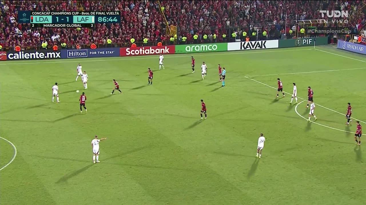 ¡CERCA! Denis Bouanga disparó que se estrella en el poste.