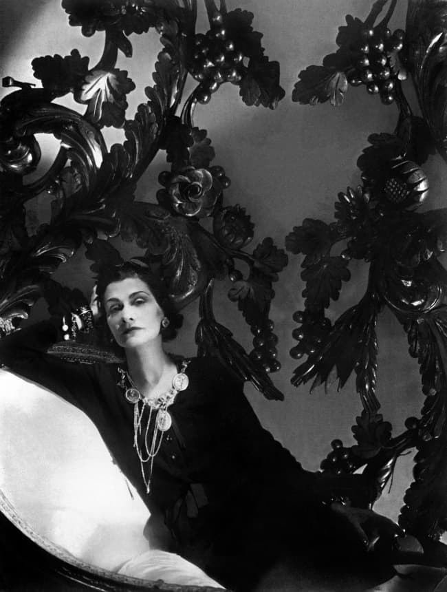 Coco Chanel. Coco fue la mujer que cambió la moda femenina. Dejó el corsé y creó el traje de dos piezas con falda recta. Usó jeans y pantalones cuando las otras mujeres ni siquiera se atrevían a dejar de usar vestidos. Su importancia en la moda ha dejado piezas clave como su bolsa 2.55, el aroma perfecto de la elegancia como el Chanel No. 5 y los zapatos slingback bicolor.