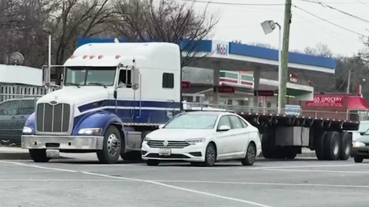 Confusión y temor entre indocumentados por petición de Trump sobre licencias; abogado explica