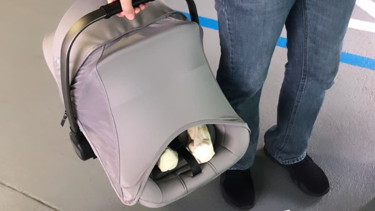 Fernando Guajardo, esposo de Michelle, salió del hospital cargando a la bebé a la que nombraron Megan. Durante toda el proceso tomaron las medidas de precaución para evitar contagios con el coronavirus.