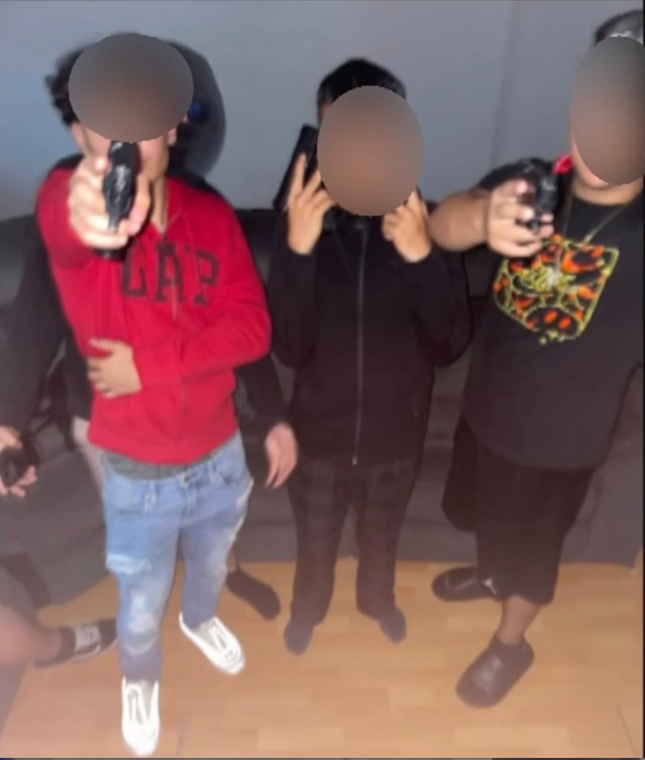 Esta seria un foto publicada en una cuenta de Instagram hecha por estudiantes de la escuela. “Denuncio el tema del bullying, de bandas que crean cuentas de Instagram en el colegio Boyd H. Anderson, para amenazar a sus estudiantes y para retarlos a peleas que se llevan a cabo tanto dentro del colegio, como fuera del colegio”, dijo una de las madres.