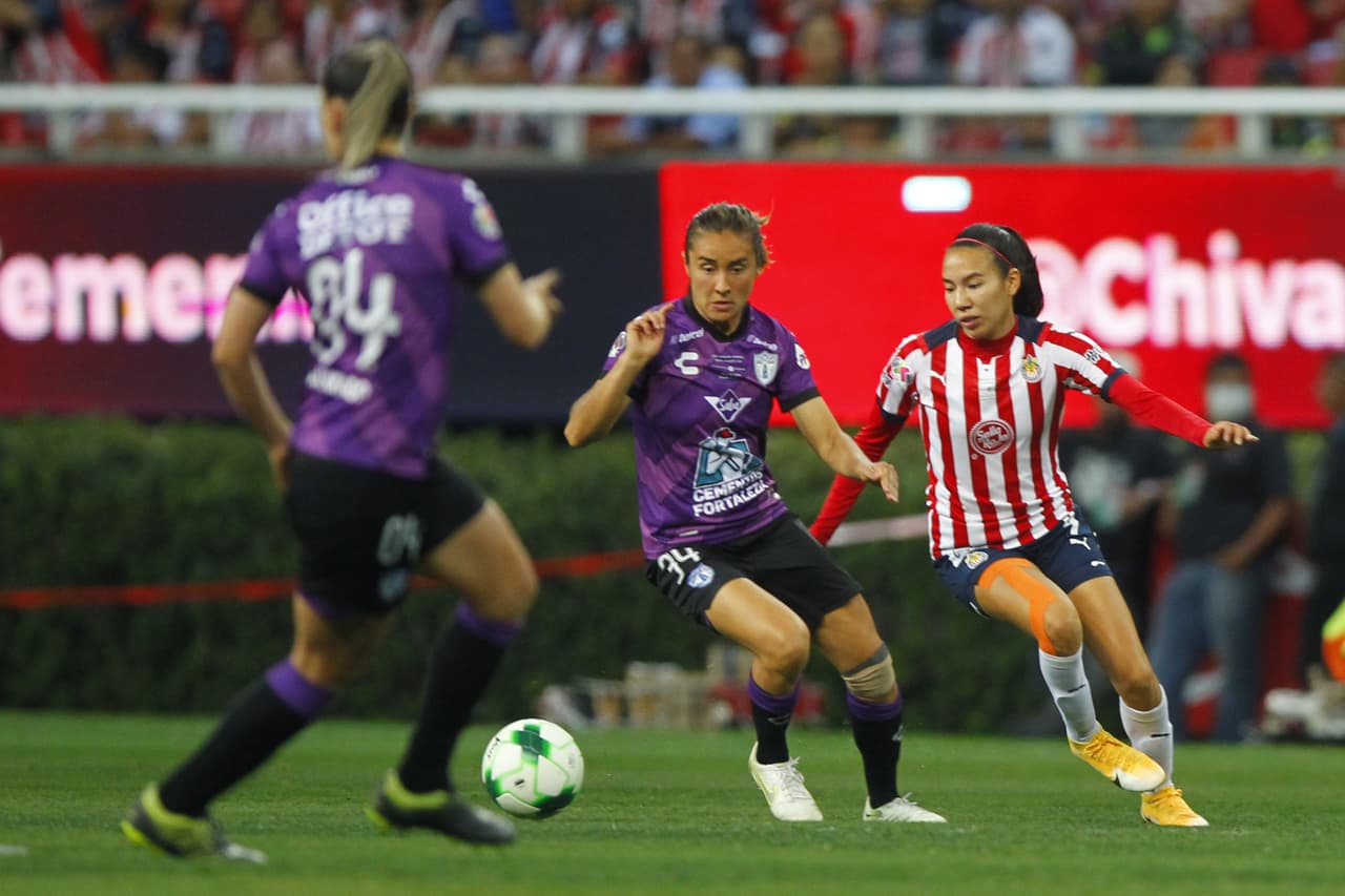 Chivas cayó en la vuelta, pero se impuso en el global gracias al triunfo en la ida y Blanca Félix se erigió como la heroína tras atajarle un penal a Charlyn Corral.