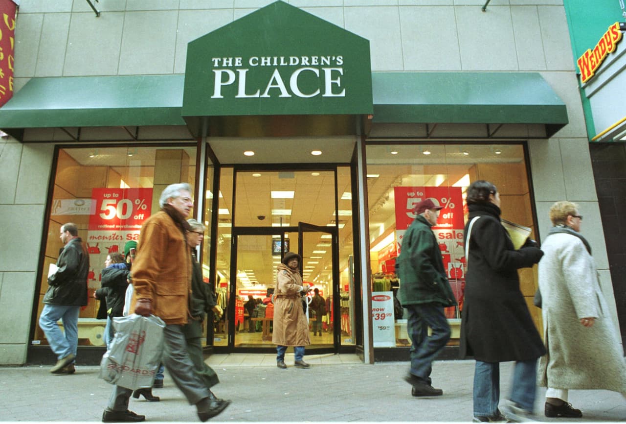 La cadena de ropa de niños anunció en mayo aperturas y cierres como parte de un plan que estima cerrar unas 200 tiendas para 2020. Tras la declaración de bancarrota de Gymboree, 
<b>The Children's Place</b> compró los activos de su competidor y anunció que tras el análisis del mercado relanzaría la firma en 2020.