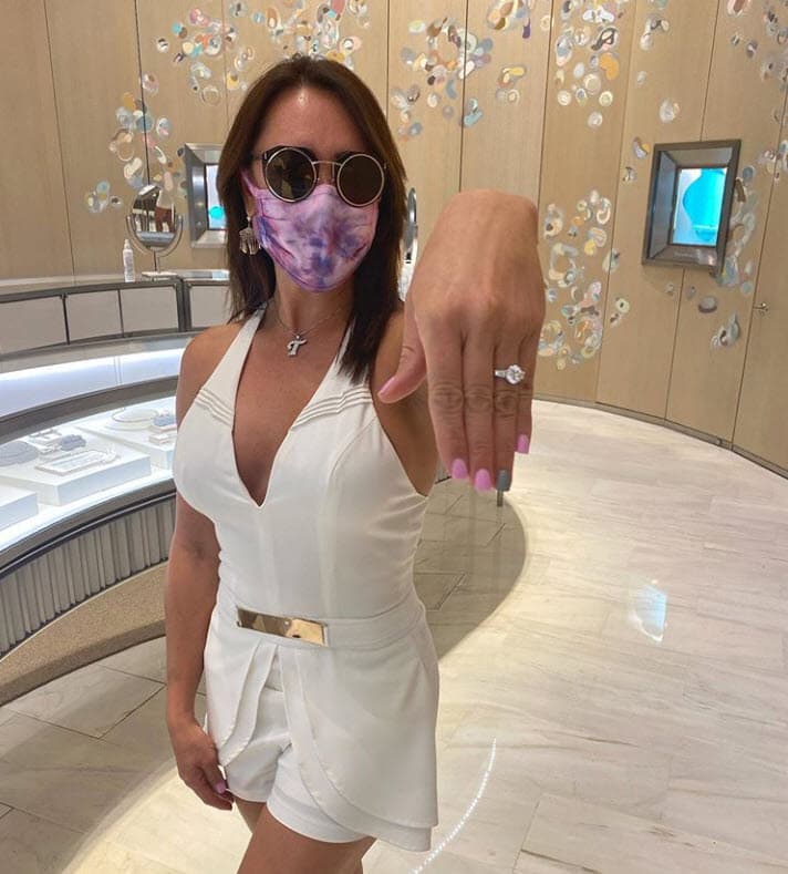 Al final, se decidió por dejarla y el pasado domingo 26 de julio, tras una larga espera, la recuperó y a su medida. "
<b><a href="https://www.univision.com/shows/el-gordo-y-la-flaca/hazlo-entrar-como-sea-tanya-charry-recupera-su-anillo-de-compromiso-y-reitera-que-la-boda-va-video" target="_blank">Ya tengo anillo otra vez</a></b> y Sebastián no se arrepintió", escribió acerca de la broma que le hizo su novio sobre echar atrás los planes de boda al no haber sortija. 
<br>