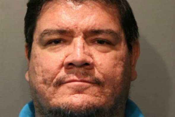 Fijan fianza de 50,000 dólares a sacerdote de Chicago acusado de pornografía infantil