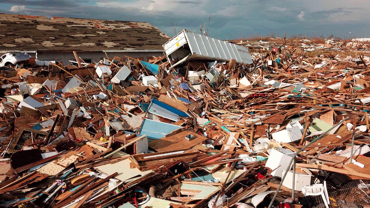 "Hay llanto, todo el mundo está en pánico", continuó King. "Empacamos lo que pudimos y corrimos a través del huracán al mismo tiempo. Vimos cómo el viento levantó la casa de mi vecino y la derribó", agregó.