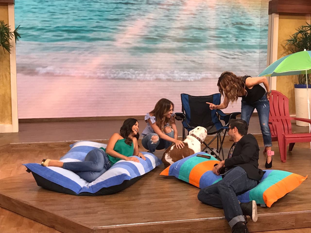 Benito muy atento a lo que le decía Karla.