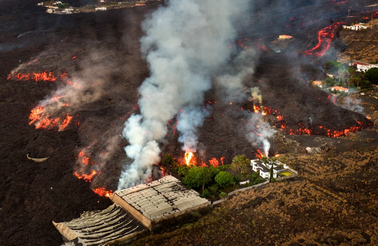 Los ríos de lava han destruido
<b>más de 2,000 estructuras</b> en la isla y han obligado la evacuación de más de 7,000 personas.
