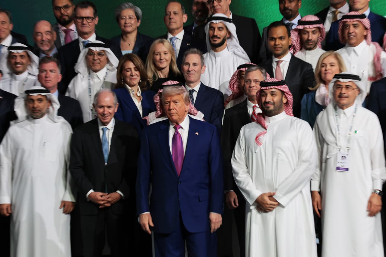 El presidente Trump y el príncipe heredero Bin Salman se ubican en el centro del grupo de hombres y mujeres de negocios que asistieron a la conferencia de inversionistas en Riad.