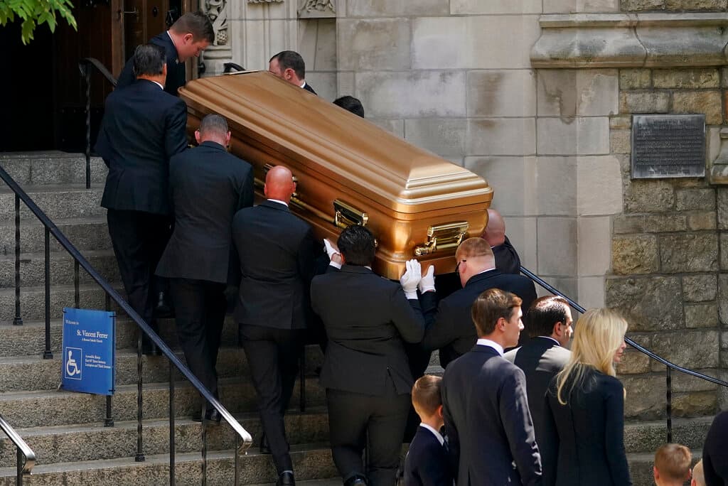 El servicio tuvo lugar en la iglesia católica de San Vicente Ferrer, en Manhattan, y a él acudieron no solo los tres hijos de la pareja sino también muchos otros miembros, incluida la actual esposa del expresidente, Melania Trump; su hijo Barron y la hija que Trump tuvo con Marla Maples, Tiffany.