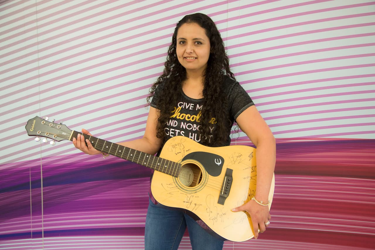 Ana no perdió la oportunidad ni la esperanza de llevarse esta guitarra a casa. A través del sitio de internet de Premio Lo Nuestro 2017 encontró el concurso.
