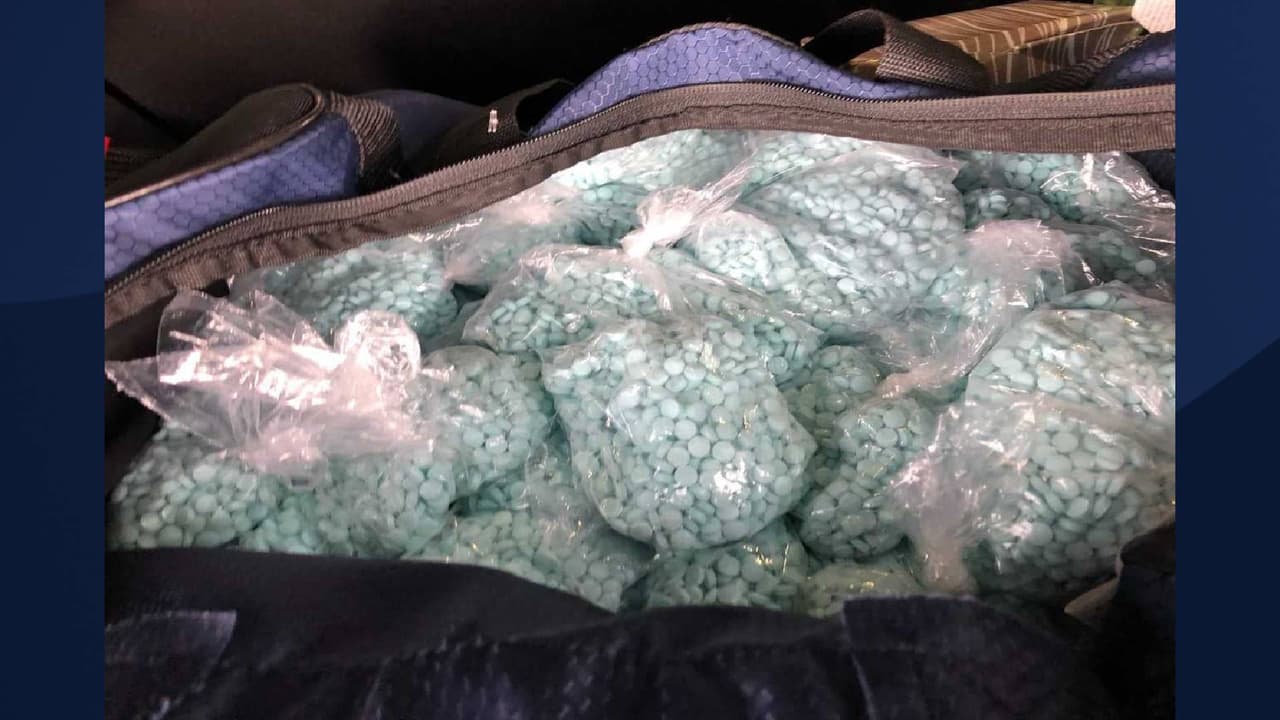 “Aproximadamente a las 11:38 am, el Grupo de Trabajo de Delitos Violentos, Pandillas y Drogas del Condado de Gila realizó una parada de tráfico en un vehículo con placa de Arizona en la Carretera 87 y la BIA 101 
<b>por una infracción de tráfico civil. </b>Durante la investigación 
<i>se observaron indicadores de actividad delictiva</i> y 
<b>se obtuvo el consentimiento para registrar el vehículo del propietario/conductor del automóvil</b>”, 
<a href="https://www.facebook.com/permalink.php?story_fbid=4399682620090972&id=641987809193824" target="_blank">se lee en el comunicado de la Oficina del Sheriff del Condado de Gila. </a>
<br>