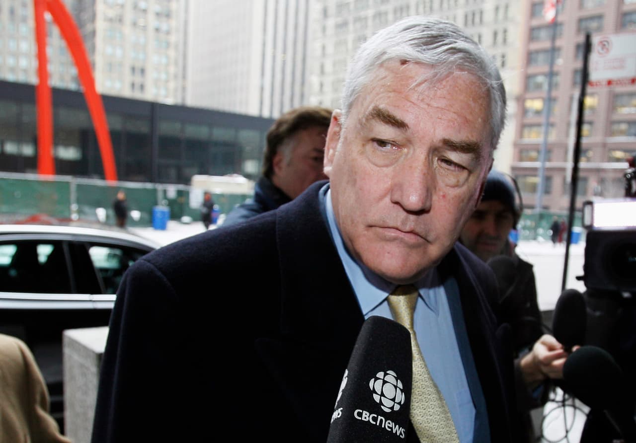 <b>Conrad Black. </b>Exeditor de periódicos nacido en Canadá y autor del libro titulado "Donald J. Trump: un presidente como ningún otro". Fue condenado por fraude postal e intento de obstruir la justicia en 2007 y perdonado por Trump el 15 de mayo de 2009. Ese mismo día también fue indultado Patrick Nolan, condenado por crimen organizado.