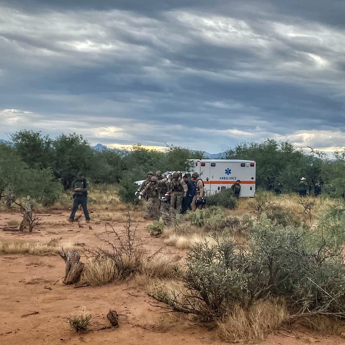 Por ello, otros elementos de las fuerzas de seguridad del Sector Tucson y de Aduanas y Protección Fronteriza salieron en su auxilio.