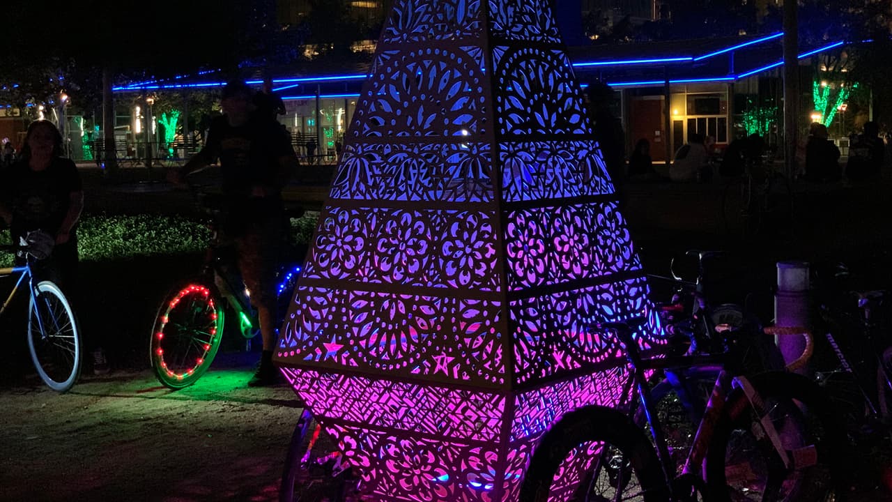 Durante el día, las esculturas se parecen a unas enormes joyas de oro que
<a href="https://www.univision.com/local/houston-kxln/luces-navidenas-espectaculos-discovery-green-zoologico-de-houston-magical-winter-lights-houston-texas-fotos">brillan</a> a la luz del sol.