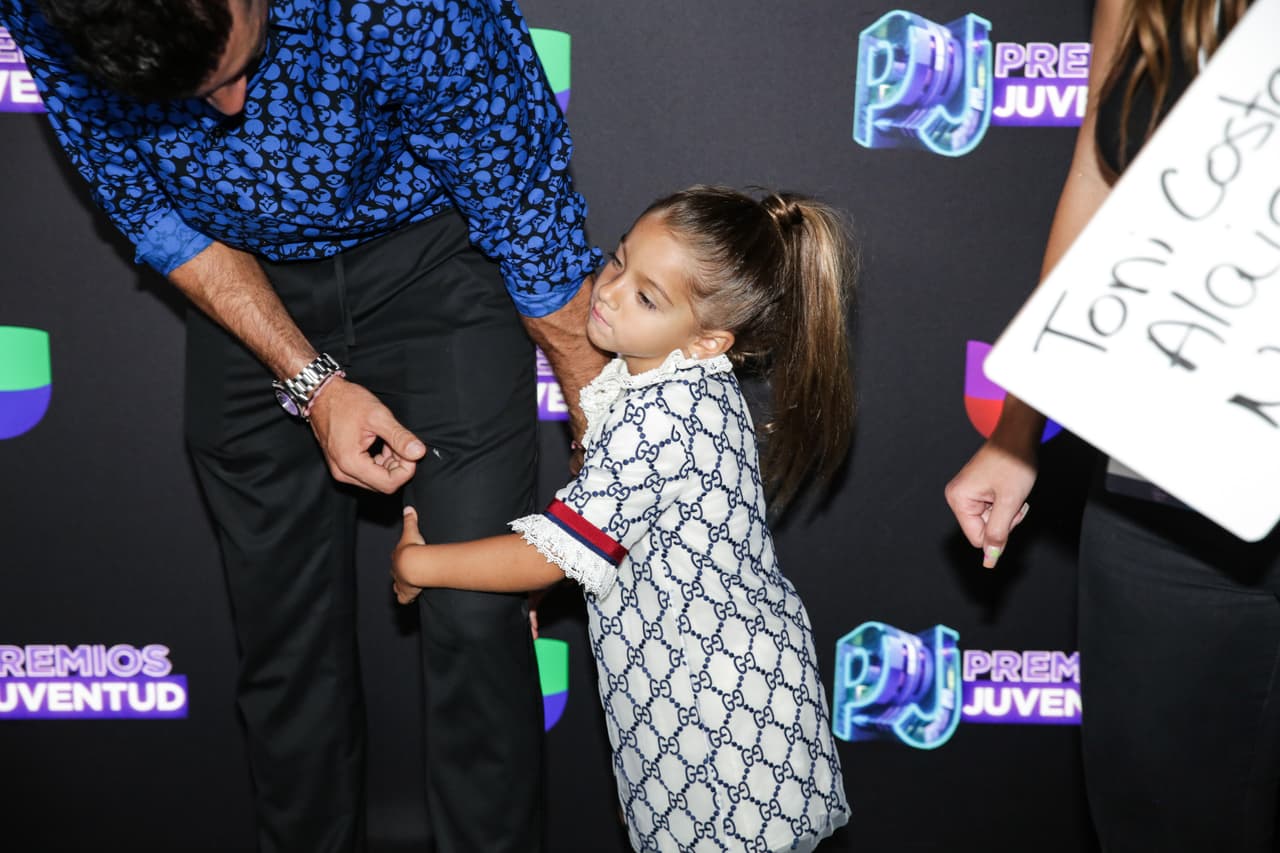 La prenda está hecha en Italia y tiene una delicada cubierta de tul y encaje alrededor del cuello y las mangas.