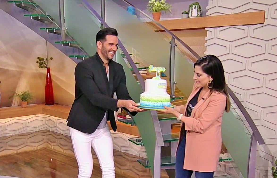 La presentadora venezolana cumple 27 años y el pasado viernes la sorprendimos en el show con un pastel de cumpleaños que incluía el sello de 'El Revoltillo Digital'.