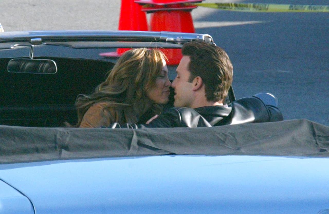 <b>Jennifer y Ben </b>fueron pareja de 2002 a 2004. Se conocieron durante la grabación de la comedia romántica 'Gigli' y comenzaron una mediática relación amorosa. Incluso 
<b><a href="http://abcnews.go.com/Primetime/story?id=132029" target="_blank">anunciaron su compromiso matrimonial</a></b> para septiembre de 2003.