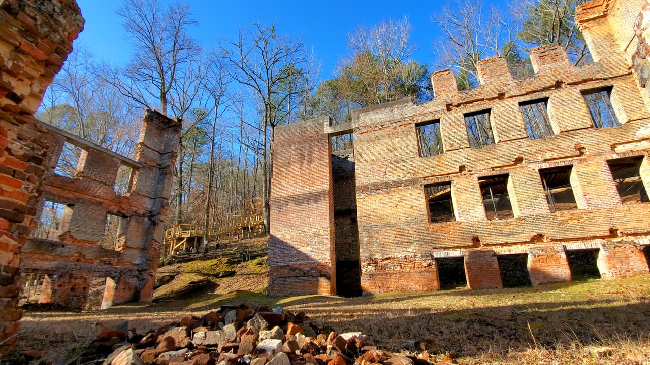 Eventualmente llegarás a las ruinas del molino de la New Manchester Manufacturing Company, probablemente el atractivo más famoso del parque.