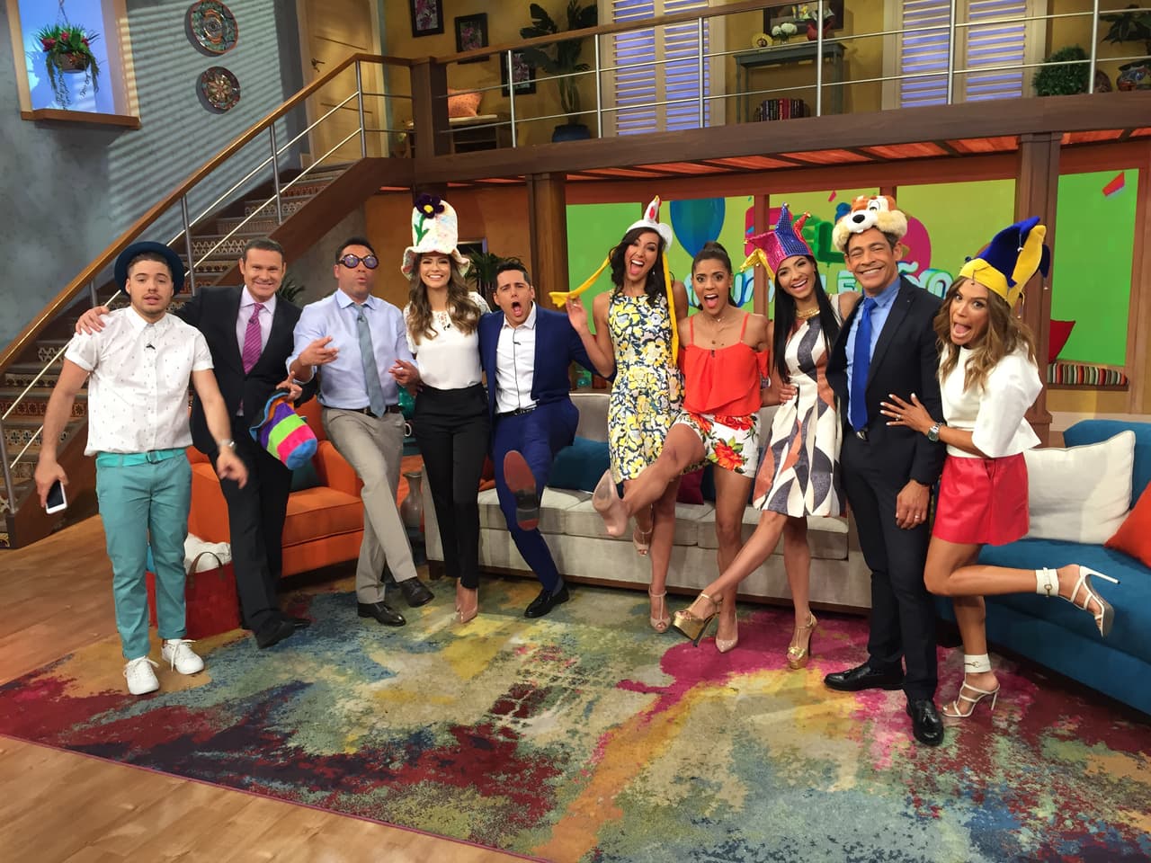 El boxeador Oscar de la Hoya, y Patricia y Setareh, dos bellezas latinas como conductoras invitadas.