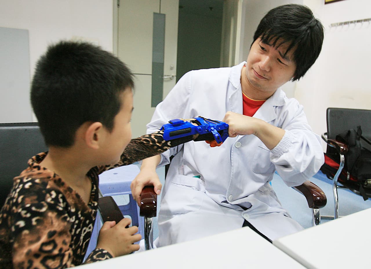 La mano en 3D se le entregó en Wuhan, Hubei, provincia de China.